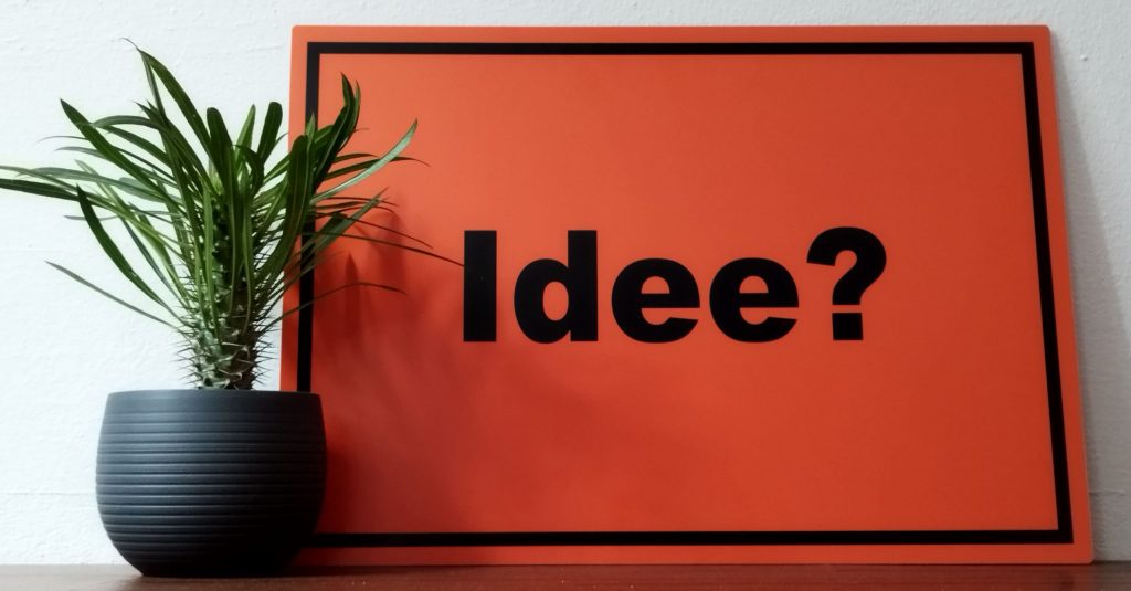 Schild mit Aufschrift "Idee?" - Idee umsetzen